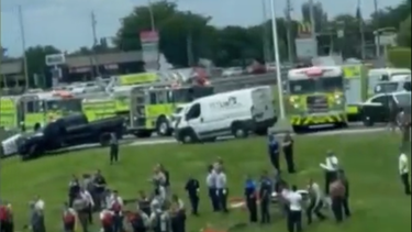 momentos donde rescatan a dos personas que cayeron en un lago cerca del turnpike