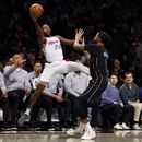 El alero del Heat de Miami Haywood Highsmith (24) mantiene el balón en juego contra el escolta de los Nets de Brooklyn DAngelo Russell (1) durante la primera mitad de un partido de baloncesto de la NBA, el sábado 25 de enero de 2025, en Nueva York. (AP Foto/Noah K. Murray)