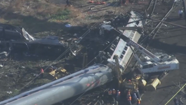 encuentran posibles causas del descarrilamiento del tren amtrak en philadelphia