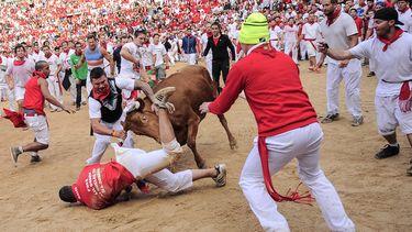 americateve | Un partyidipante es golpeado por un toro en la plaza de toros de Pamplona en la fiesta de San Ferm&iacute;n, en Pamplona, Espa&ntilde;a, el martes, 8 de julio del 2014. (Foto AP/Alvaro Barrientos)