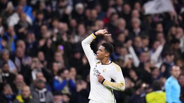 Jude Bellingham celebra tras anotar el segundo gol del Real Madrid en la victoria 4-2 ante Napoli en la Liga de Campeones, el miércoles 29 de noviembre de 2023, en Madrid. (AP Foto/Manu Fernández)
