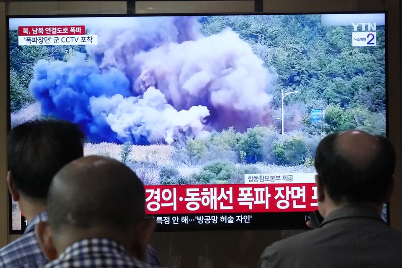 Una pantalla muestra reportes de que Corea del Norte voló por los aires tramos de carreteras intercoreanas durante un noticiero, en la estación de tren de Seúl, en Corea del Sur, el martes 15 de octubre de 2024. (AP Foto/Ahn Young-joon)