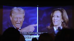 El expresidente estadounidense Donald Trump, candidato republicano a la presidencia, y la vicepresidenta Kamala Harris, aspirante demócrata la presidencia, debaten mientras varias personas los observan en una pantalla en One Longfellow Square, el martes 10 de septiembre de 2024, en Portland, Maine. (AP Foto/Robert F. Bukaty)