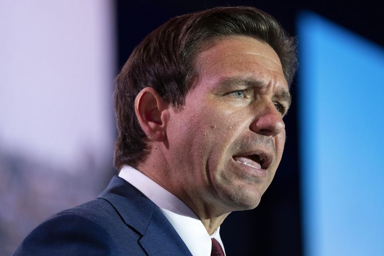 El precandidato presidencial republicano, el gobernador de Florida Ron DeSantis, durante la cumbre Cristianos Unidos por Israel 2023, el lunes 17 de julio de 2023, en Arlington, Virginia. (AP Foto/Jacquelyn Martin, Archivo)