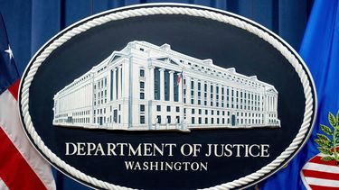 Sello del Departamento de Justicia de EEUU, en Washington, el 18 de noviembre de 2022. (AP Foto/Andrew Harnik, Archivo)