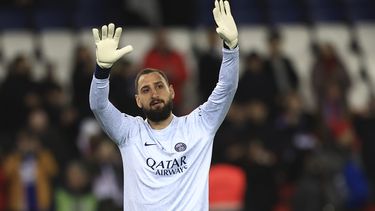 ARCHIVO - Foto del 4 de marzo del 2023, el portero del Paris Saint-Germain Gianluigi Donnarumma saluda a la afición antes del juego de liga ante el Nantes. El viernes 21 de julio del 2023, la policía francesa investiga el robo con arma en la casa del jugador mientras él y su pareja estaban dentro. (AP Foto/Aurelien Morissard, Archivo)