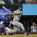 Tucker conecta jonrón, Astros remontan y vencen a Rangers