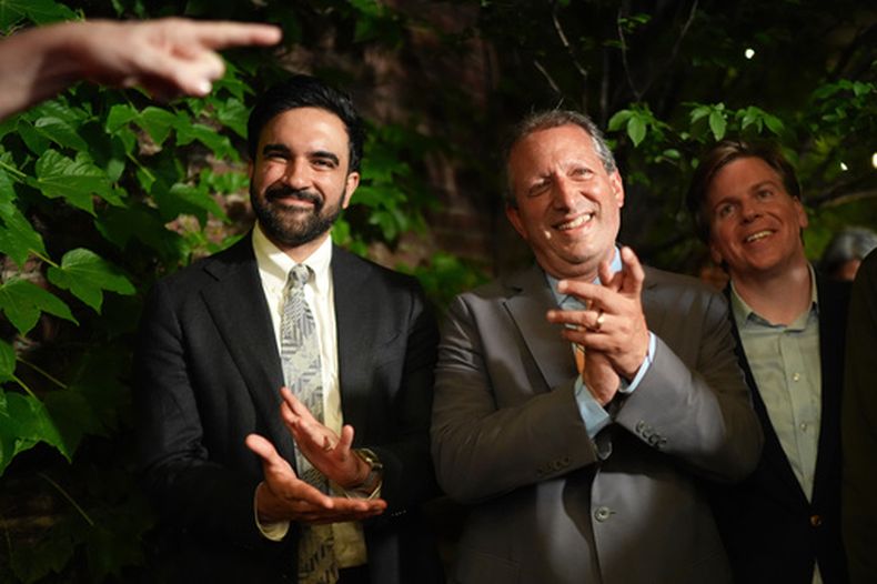 El candidato congresional demócrata Brad Lander con el alcalde de la ciudad de Nueva York Zohran Mamdani, en Nueva York, el 23 de junio del 2026. (AP foto/Ryan Murphy)