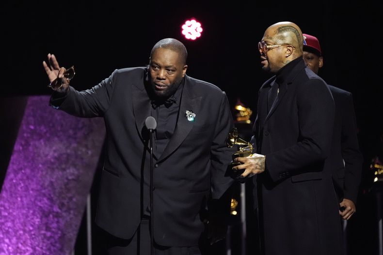 Killer Mike recibe el premio a mejor interpretación de rap por Scientists & Engineers en la 66a entrega anual de los Premios Grammy el domingo 4 de febrero de 2024 en Los Ángeles. (Foto AP/Chris Pizzello)