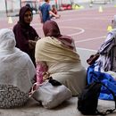 Jannatur Nayeem (arriba a la izquierda), una ciudadana italiana de origen bangladeshí, espera con otras madres para que termine una clase deportiva en una escuela en Roma el 24 de septiembre del 2026. (AP foto/Alessandra Tarantino)