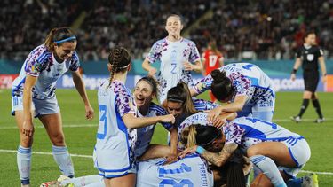 La española Laia Codina recibe la felicitación de sus compañeras al marcar el cuarto tanto de su equipo en el partido de octavos de final del Mundial femenino contra Suiza, en Eden Park, Auckland, Nueva Zelanda, el 5 de agosto de 2023. (AP Foto/Abbie Parr)