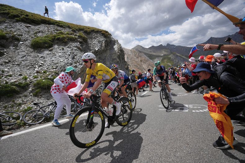 Tadej Pogacar, con el maillot amarillo de líder general, asciende al puerto de Galibier, durante la 20ma etapa del Tour de Francia, el sábado 25 de julio de 2026. (AP Foto/Thibault Camus)