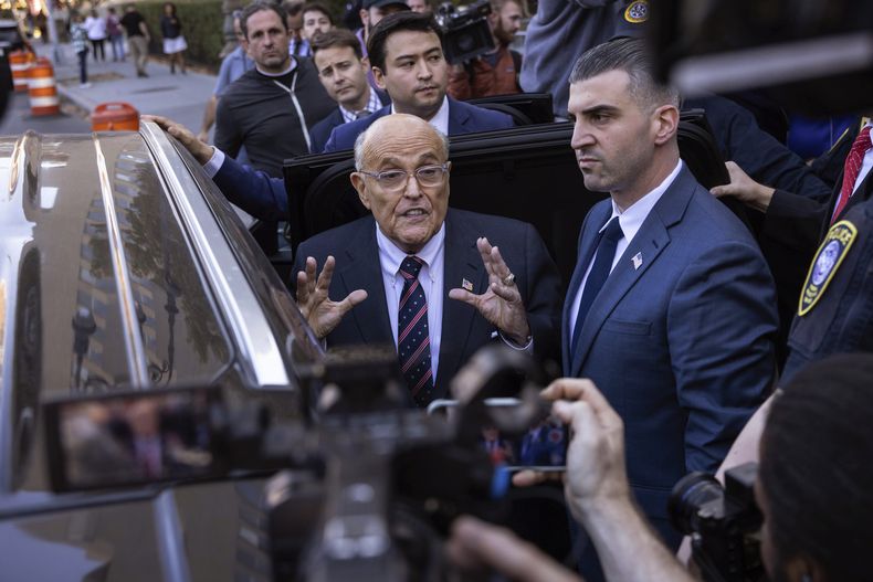 El exalcalde neoyorquino Rudy Giuliani habla con la prensa al salir de un tribunal, el jueves 7 de noviembre de 2024, en Nueva York. (AP Foto/Yuki Iwamura)