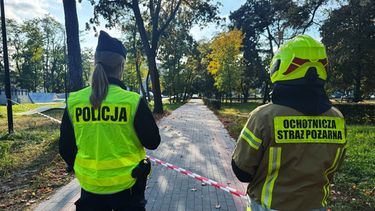 Una agente de policía y un bombero controlan una calle junto a una zona acordonada luego de un ataque a una escuela en Ostroleka, Polonia, el 7 de octubre de 2026. (AP Foto/Rafal Niedzielski)
