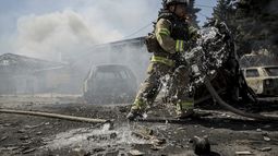 ARCHIVO - En esta imagen, distribuida por el servicio de prensa de la 24ta Brigada Mecanizada de Ucrania, un bombero sofoca un incendio provocado por un dron ruso en un mercado en la localidad de Druzhkivka, en la región de Donetsk, Ucrania, el 2 de agosto de 2025. (Oleg Petrasiuk/servicio de prensa de la 24ta Brigada Mecanizada de Ucrania vía AP, archivo)