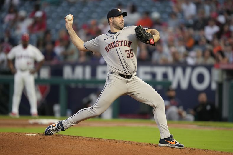 El abridor Justin Verlander, de los Astros de Houston, lanza en el encuentro del sábado 14 de septiembre de 2024, ante los Angelinos de Los Ángeles (AP Foto/Ashley Landis)