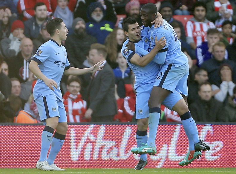 El jugador de Manchester City, Yaya Tour&eacute;, derecha, festeja con su compa&ntilde;ero Sergio Ag&uuml;ero tras marcar un gol contra Southampton el domingo, 30 de noviembre de 2014, en Southampton, Inglaterra. (AP Photo/Nick Potts/PA) UNITED KINGDOM OU