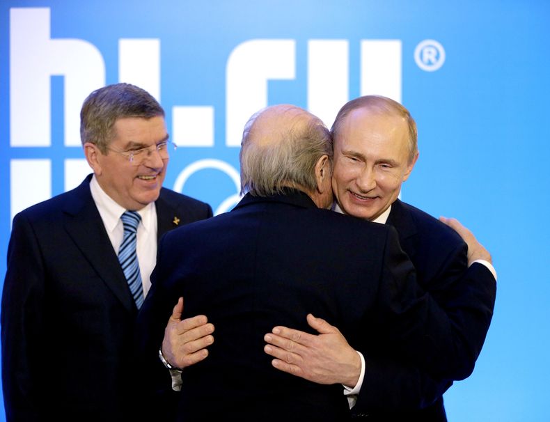 El presidente ruso Vladimir Putin (derecha) abraza al presidente de la FIFA Joseph Blatter mientras el presidente del COI Thomas Bach (izquierda) observa durante una recepci&oacute;n por los Juegos Ol&iacute;mpicos de Invierno el martes 4 de febrero de 20