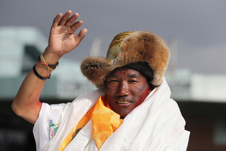 En esta imagen de archivo, tomada el 20 de mayo de 2018, el veterano guía sherpa nepalí Kami Rita saluda a su llegada a Katmandú, Nepal. (AP Foto/Niranjan Shrestha, archivo)