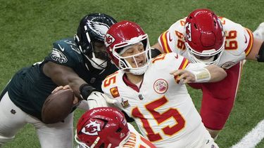 El defensive tackle Milton Williams (93) de los Eagles de Filadelfia despoja del balón al quarterback Patrick Mahomes (15) de los Chiefs de Kansas City durante el segundo tiempo del Super Bowl, el domingo 9 de febrero de 2025, en Nueva Orleans. (AP Foto/Charlie Riedel)