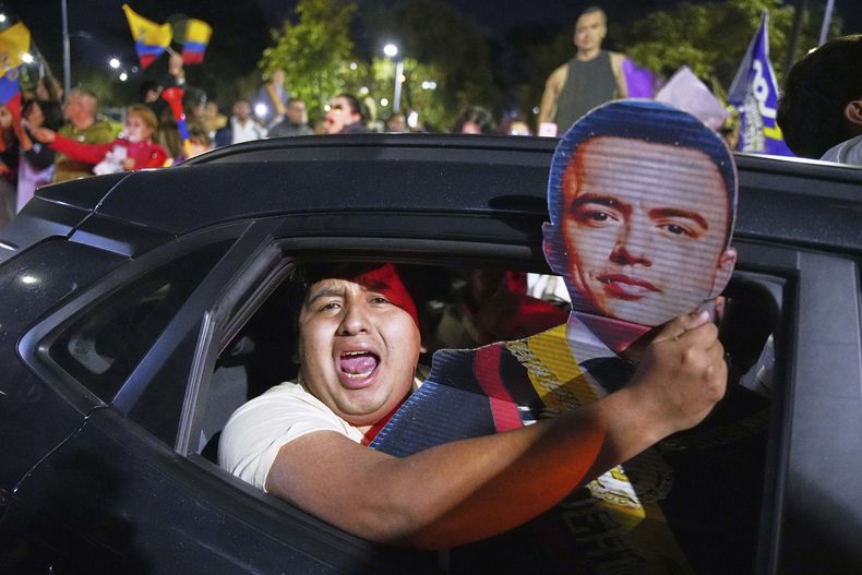 Simpatizantes del presidente Daniel Noboa celebran los primeros resultados que le dan la ventaja en el balotaje de las elecciones presidenciales en Quito, Ecuador, el domingo 13 de abril de 2025. (AP Foto/Carlos Noriega)