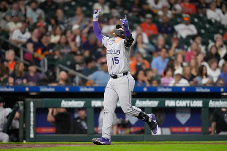 Hunter Goodman, de los Rockies de Colorado, celebra luego de batear un jonrón el jueves 16 de abril de 2026, en el juego ante los Astros de Houston (AP Foto/David J. Phillip)