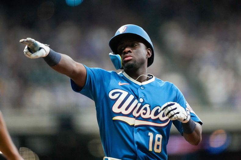Luis Lara, de los Cerveceros de Milwaukee, reacciona al conectar un sencillo al jardín derecho durante la séptima entrada de un partido de béisbol contra los Marlins de Miami, el viernes 17 de julio de 2026, en Milwaukee. (Foto AP/Kayla Wolf)