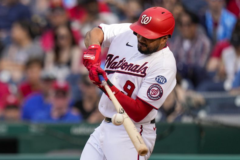 El dominicano Jeimer Candelario, de los Nacionales de Washington, batea un doble en el juego del sábado 20 de mayo de 2023, ante los Tigres de Detroit (AP Foto/Alex Brandon)