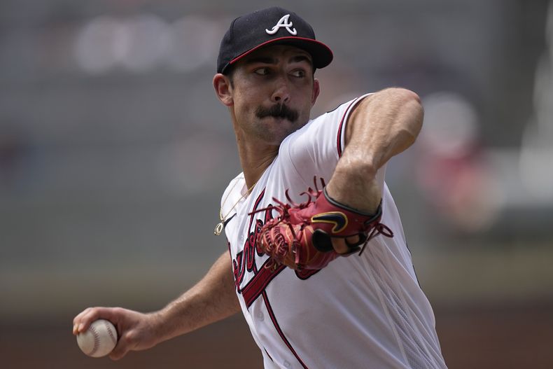 Spencer Strider de los Bravos de Atlanta lanza ante los Diamondbacks de Arizona, el jueves 20 de julio de 2023, en Atlanta. (AP Foto/John Bazemore)