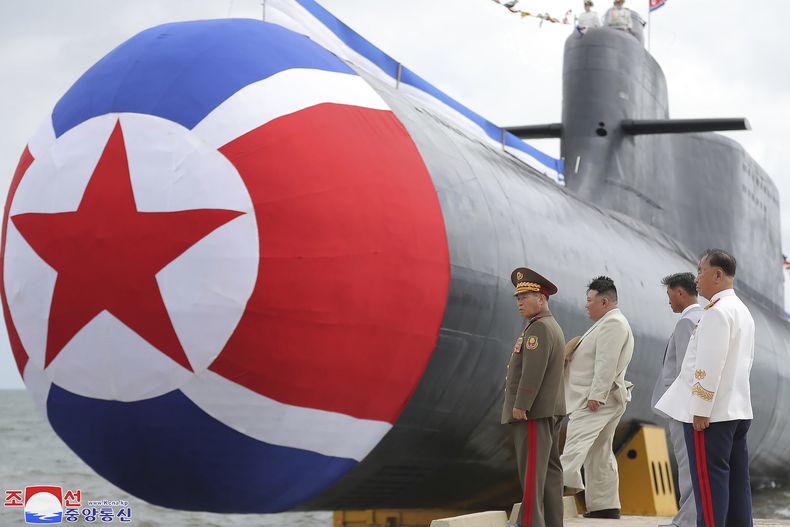 En esta imagen, proporcionada por el gobierno de Corea del Norte, el líder norcoreano, Kim Jong Un (segundo por la izquierda), observa lo que dicen es un nuevo submarino nuclear, el héroe Kim Kun Ok, en un lugar no especificado del país, el 6 de septiembre de 2023. (Agencia Central de Noticias de Corea/Korea News Service vía AP)