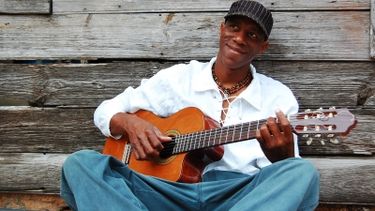 americateve | Desde Puerto Rico critica al exilio histórico por querer 'trasladar' sus ideas a la generación actual, 'que vive sin remordimiento ni odio contra el Gobierno'. Dice que tras la polémica le han ofrecido 'más presentaciones'.