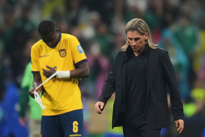El argentino Sebastián Beccacece, técnico de la selección de Ecuador, se marcha del campo tras la eliminación ante México, el martes 30 de junio de 2026 (AP Foto/Eduardo Verdugo)