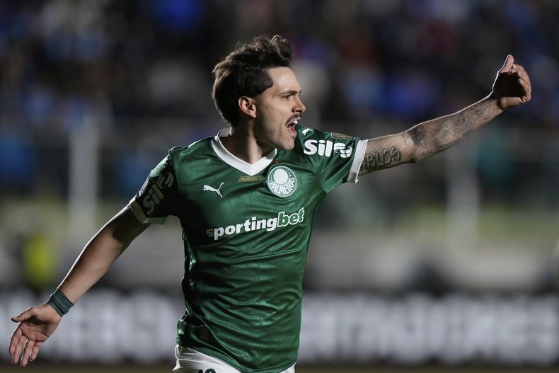 Mauricio celebra tras anotar el tercer gol de Palmeiras en la victoria 3-2 ante Bolívar en el Grupo G de la Copa Libertadores, el jueves 24 de abril de 2025. (AP Foto/Juan Karita)