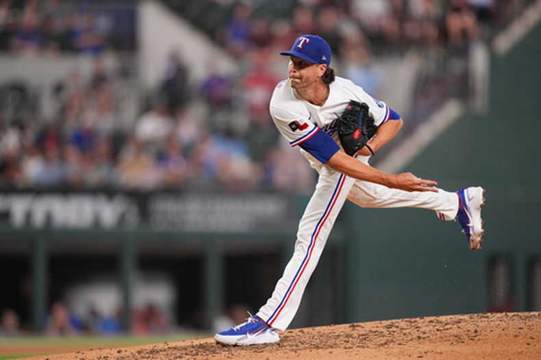 El lanzador abridor de los Rangers de Texas, Jacob deGrom, lanza ante los Angelinos de Los Ángeles durante la cuarta entrada de un partido de béisbol, el martes 7 de julio de 2026, en Arlington, Texas. (Foto AP/Julio Cortez)