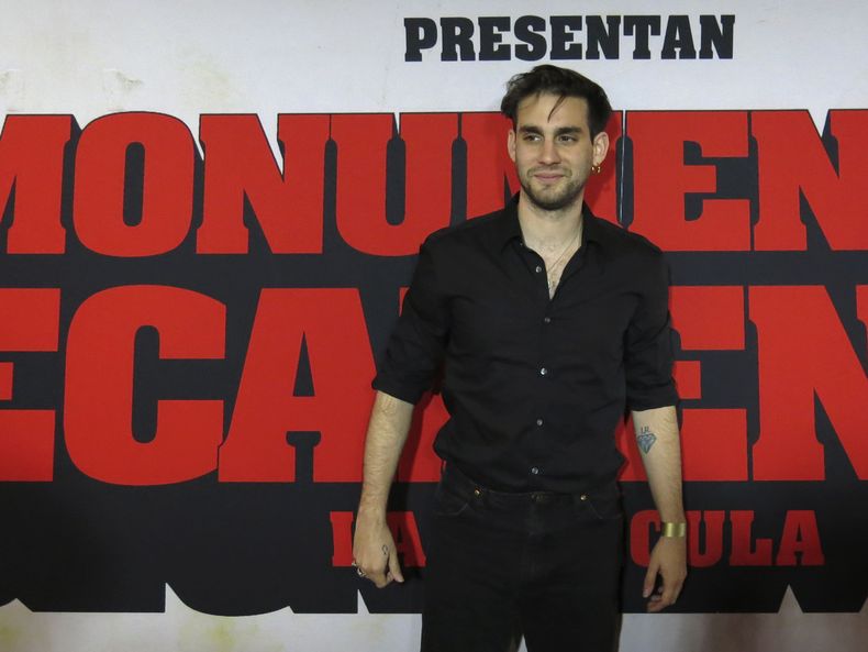 El cantautor argentino Florian llega al estreno de la película Monumental Decadentes- La Película, en la Ciudad de México el lunes 2 de septiembre de 2024. (Foto AP/Berenice Bautista)