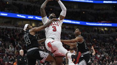 Vucevic y Drummond brillan en triunfo de Bulls sobre Spurs