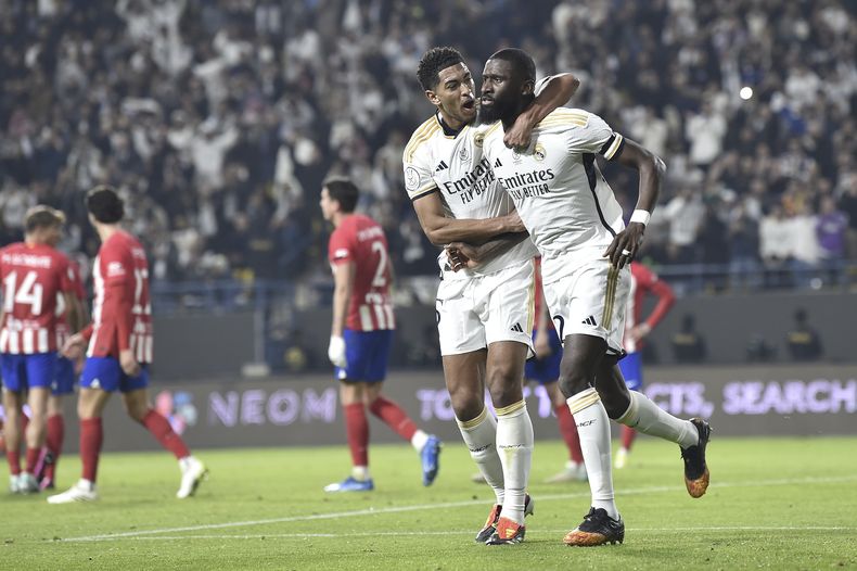 Antonio Rudiger (derecha) celebra tras el primer gol del Real Madrid en la victoria 5-3 ante el Atlético de Madrid en la Supercopa de España, el miércoles 10 de enero de 2024, en Riad, Arabia Saudí. (AP Foto)