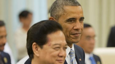 americateve | El presidente de Estados Unidos, Barack Obama (derecha), y el primer ministro de Vietnam, Nguyen Tan Dung, a su llegada a la cumbre EE.UU.-ASEAN (Asociaci&oacute;n de Naciones del Suereste y Este de Asia) en el Centro de Convenciones Internacional de Mian