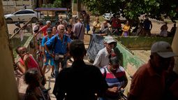 La gente hace cola para recibir medicamentos gratuitos distribuidos por el proyecto comunitario La medicina no está en venta en La Habana, Cuba, el jueves 8 de octubre de 2026. (Foto AP/Ramón Espinosa)