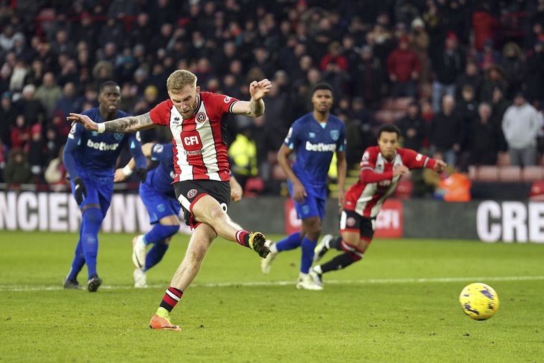 Oli McBurnie del Sheffield United anota el segundo gol de su equipo con un penal en el encuentro ante el West Ham en la Liga Premier el domingo 21 de enero del 2024. (Mike Egerton/PA via AP)
