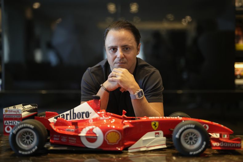 ARCHIVO - Foto del 31 de agosto del 2023, el expiloto de la Fórmula Uno Felipe Massa posa para un foto en su casa de Sao Paulo, Brasil. El lunes 11 de marzo del 2024, Massa presenta una demanda contra al FIA, FOM y Bernie Ecclestone en un intento de reclamar el título del 2008. (AP Foto/Andre Penner, Archivo)