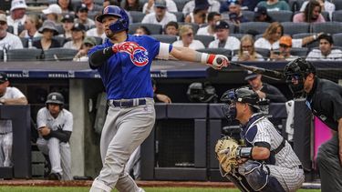 Seiya Suzuki de los Cachorros de Chicago hace swing a un lanzamiento en la séptima entrada del juego ante los Yanquis de Nueva York, en Nueva York. Domingo 9 de julio de 2023. (AP Foto/Bebeto Matthews)