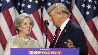 El candidato presidencial republicano, el expresidente Donald Trump, llama al escenario a Susie Wiles, durante un evento para dar seguimiento a la jornada electoral, el miércoles 6 de noviembre de 2024, en West Palm Beach, Florida. (AP Photo/Alex Brandon)