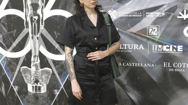 La directora Michelle Garza Cervera, de la película Huesera, posa a su llegada al almuerzo de nominados de la 65a edición del Premio Ariel de la Academia Mexicana de Artes y Ciencias Cinematográficas en la Ciudad de México el 3 de agosto de 2023. (Foto AP/Berenice Bautista)