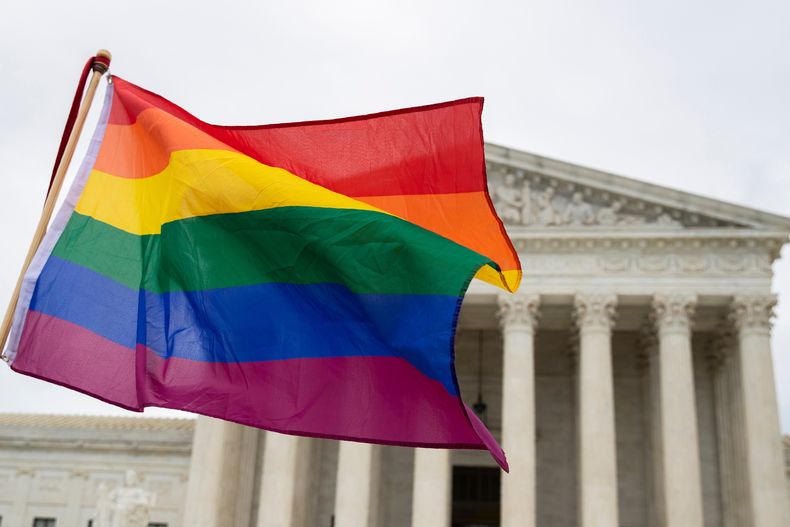 Una bandera de orgullo gay frente a la Corte Suprema en Washington el 8 de octubre del 2019. (AP foto/Manuel Balce Ceneta)