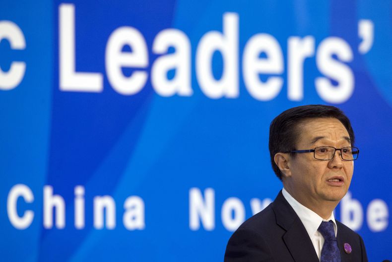 El ministro chino de Comercio, Gao Hucheng, interviene en una conferencia de prensa tras una reuni&oacute;n relacionada con la cumbre de Cooperaci&oacute;n Econ&oacute;mica Asia-Pac&iacute;fico (APEC) en el Centro Nacional de Convenciones de China, en la