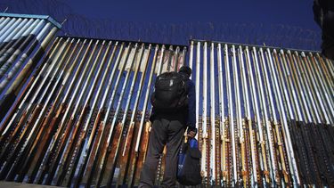 EEUU: Ucranianos encabezan aumento de migrantes en abril