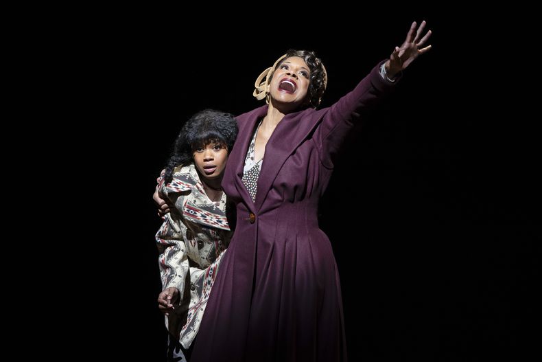 Joy Woods, a la izquierda, y Audra McDonald aparecen durante una actuación del musical de Broadway Gypsy en Nueva York. (Julieta Cervantes vía AP)