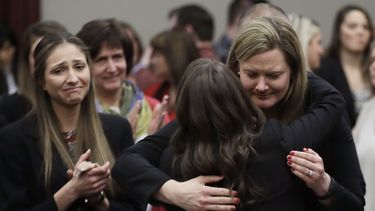ARCHIVO - En esta foto del 24 de enero de 2018, las víctimas reaccionan y se abrazan con la fiscal adjunta Angela Povilaitis, luego que el doctor Larry Nassar fuera sentenciado a entre 40 y 175 años de prisión en Lansing, Michigan. (AP Foto/Carlos Osorio)