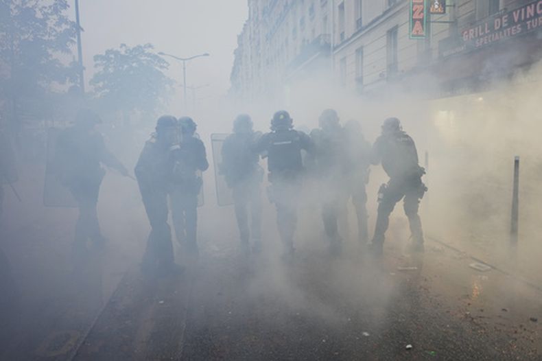 Agentes de policía corren hacia manifestantes durante una manifestación contra el incremento del costo de la vida en París, el 24 de octubre de 2026. (AP Foto/Thibault Camus)